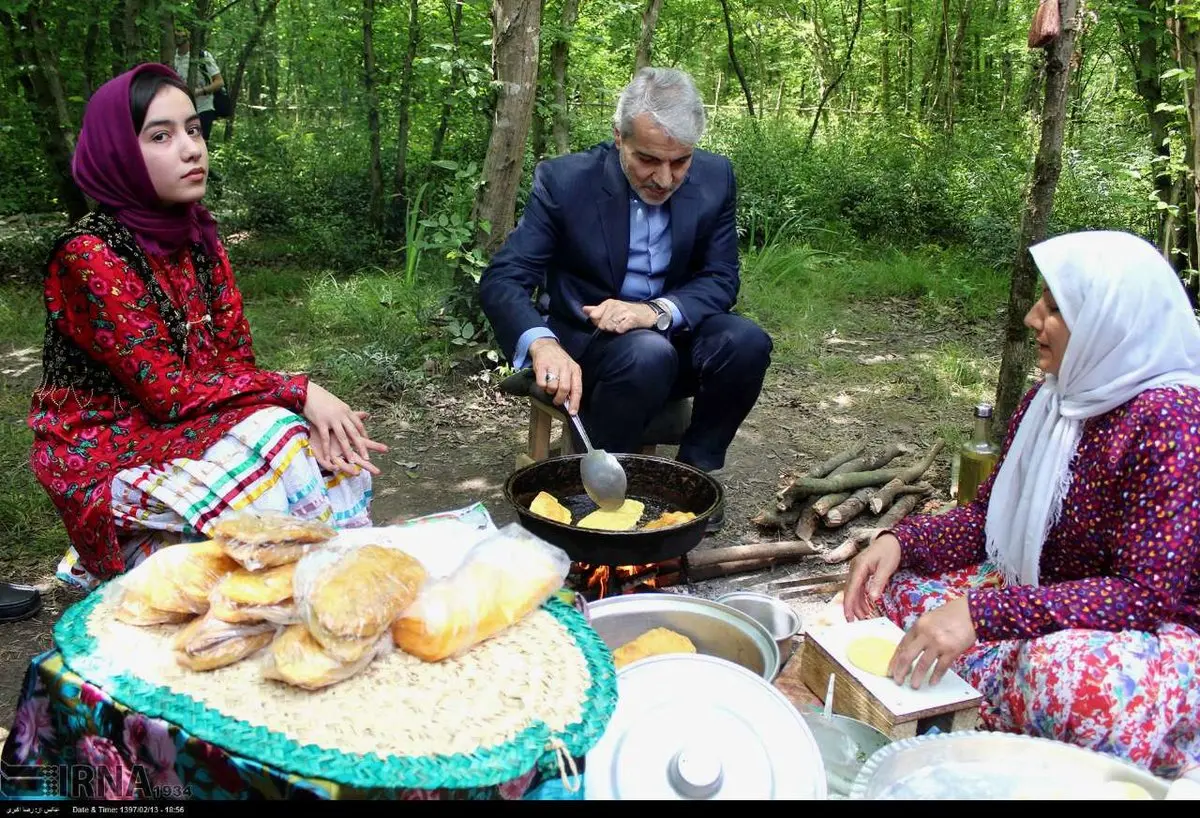 تصویری دیدنی از سخنگوی دولت در حال پخت نان محلی