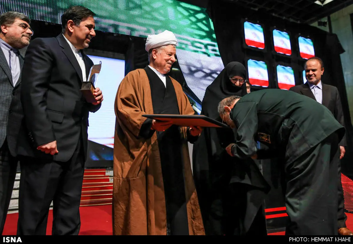 بوسه بر چادر دختر امام خمینی(ره)/ عکس