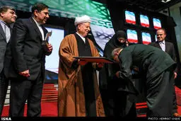 بوسه بر چادر دختر امام خمینی(ره)/ عکس