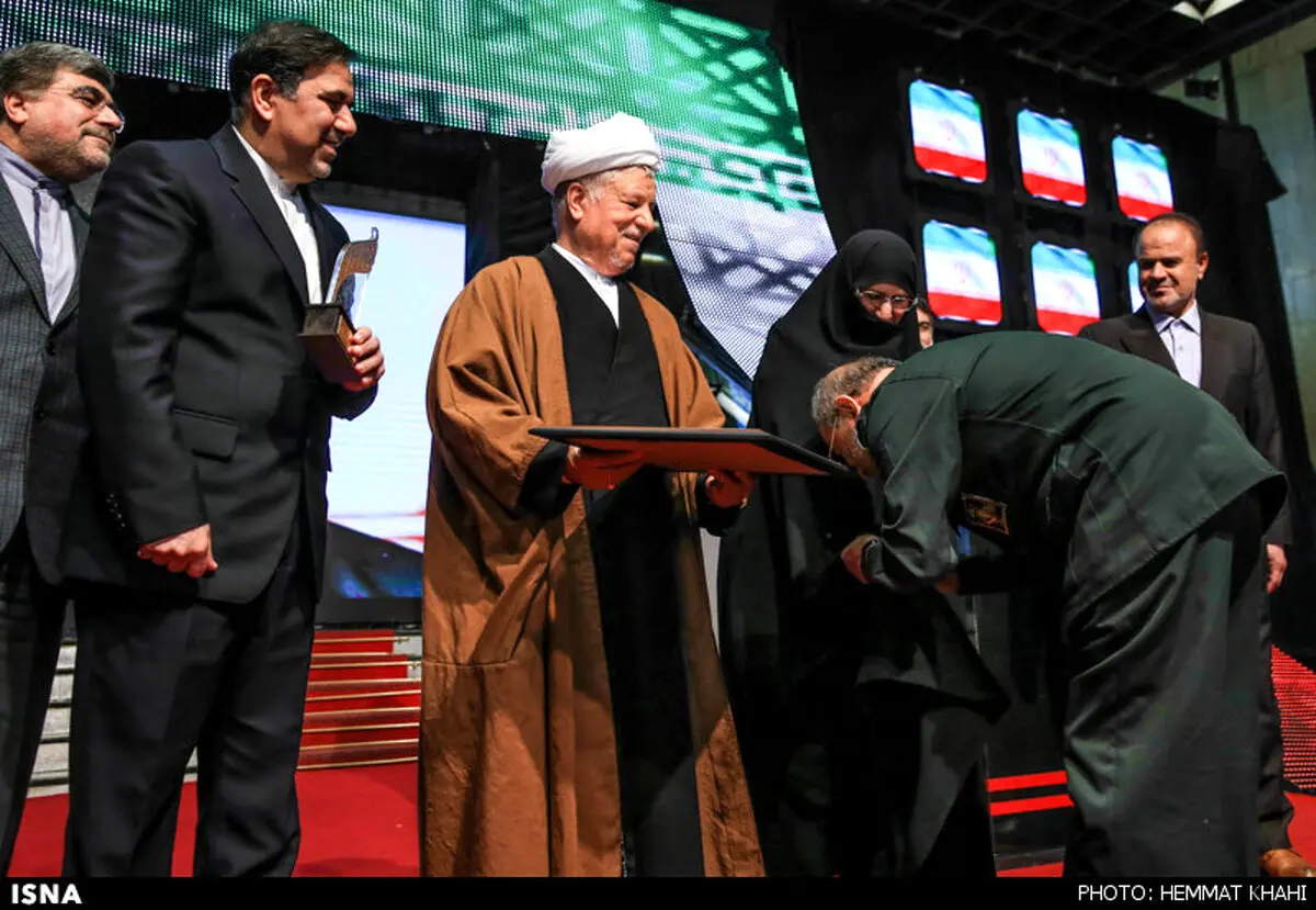 بوسه بر چادر دختر امام خمینی(ره)/ عکس