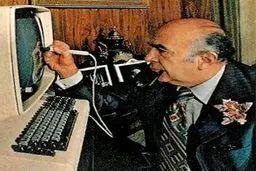 هویدا و اولین کامپپوتر خانگی که وارد ایران شد/عکس