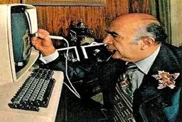 هویدا و اولین کامپپوتر خانگی که وارد ایران شد/عکس