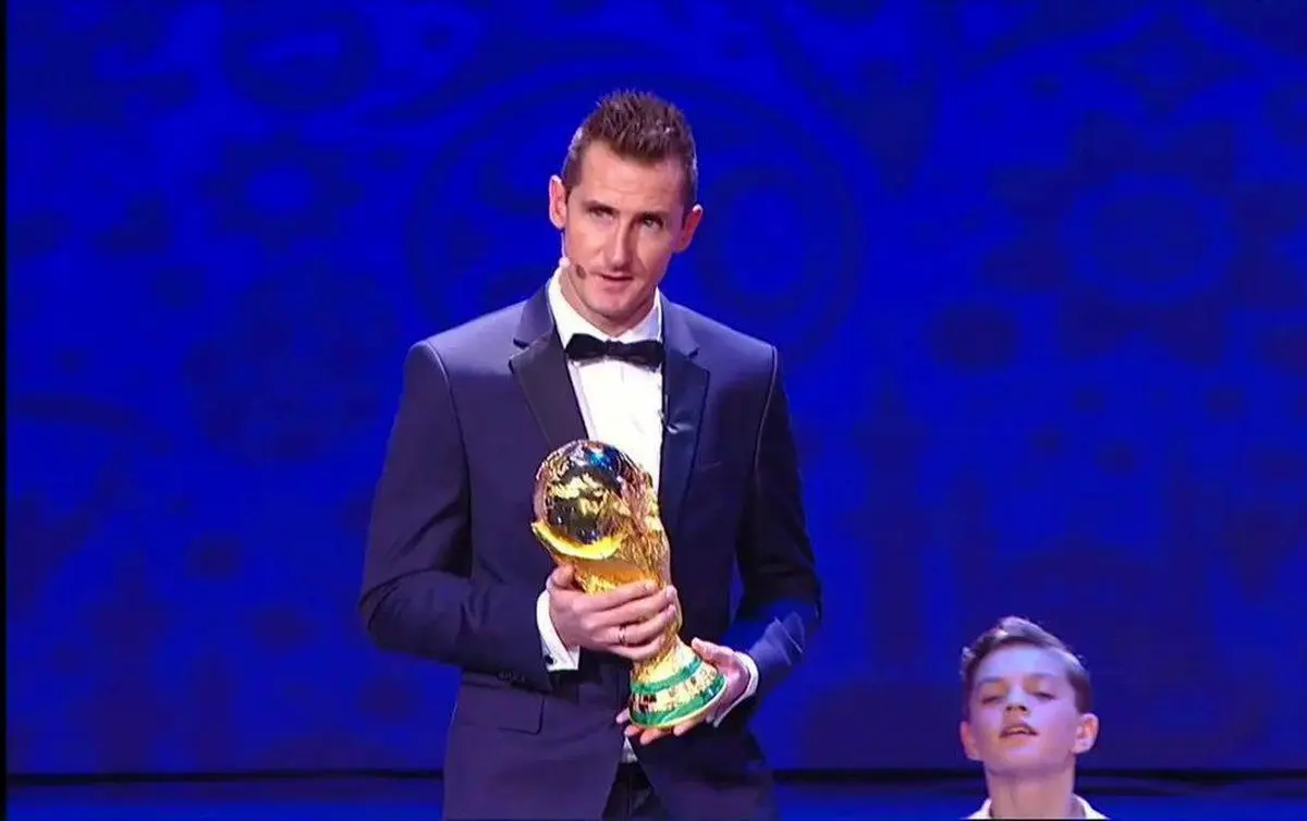 کاپ جام جهانی در دستان میروسلاو کلوزه /عکس