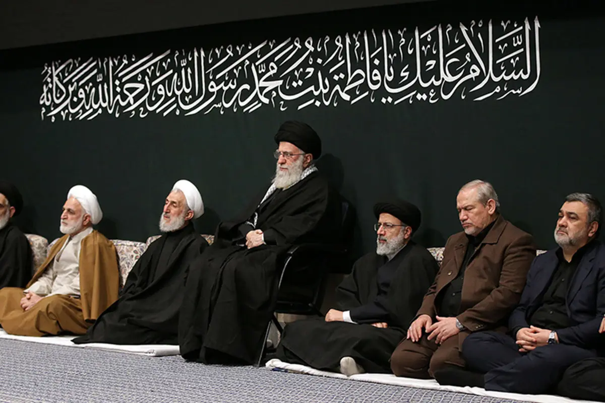 عکس هایی از رهبر انقلاب در مراسم عزاداری دیشب