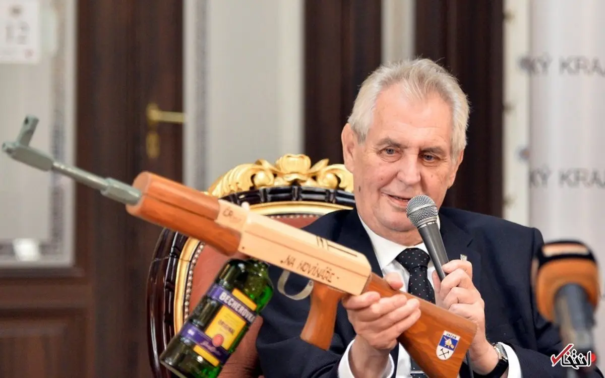 آقای رئیس‌جمهور با یک اسلحه و بطری مشروب در کنفرانس خبری/عکس