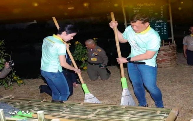 جاروکشی پادشاه تایلند و معشوقه جنجالی‌اش در زندان! + عکس