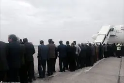 صف طولانی استقبال از آیت‌الله هاشمی در فرودگاه مشهد/عکس