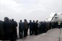 صف طولانی استقبال از آیت‌الله هاشمی در فرودگاه مشهد/عکس