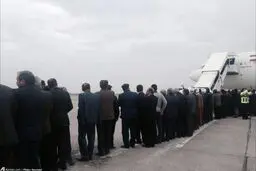 صف طولانی استقبال از آیت‌الله هاشمی در فرودگاه مشهد/عکس