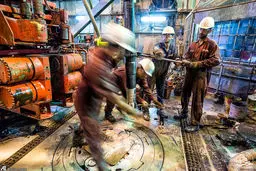 کارگران زحمتکش ایرانی در آب های نیلگون خلیج فارس/تصاویر