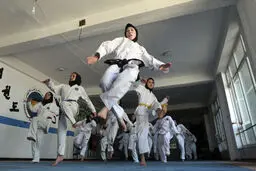 عکس دختران افغان هنگام اجرای تمرینات آموزشی تکواندو