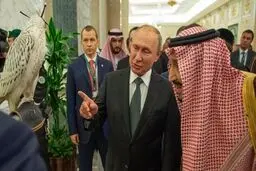 پوتین به پادشاه عربستان یک پرنده شاهین هدیه کرد + عکس