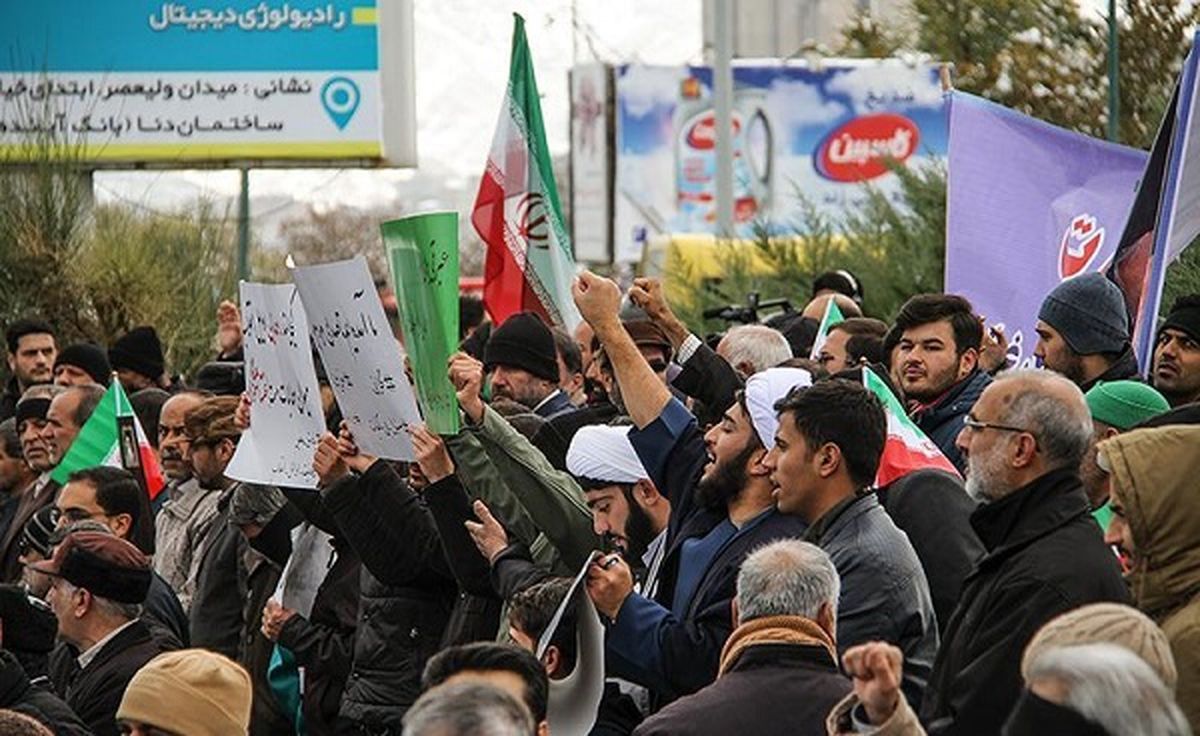 راهپیمایی باشکوه مردم ‌کرج علیه ‌اغتشاشگران / ‌اعلام انزجار عمومی از هنجارشکنان‌