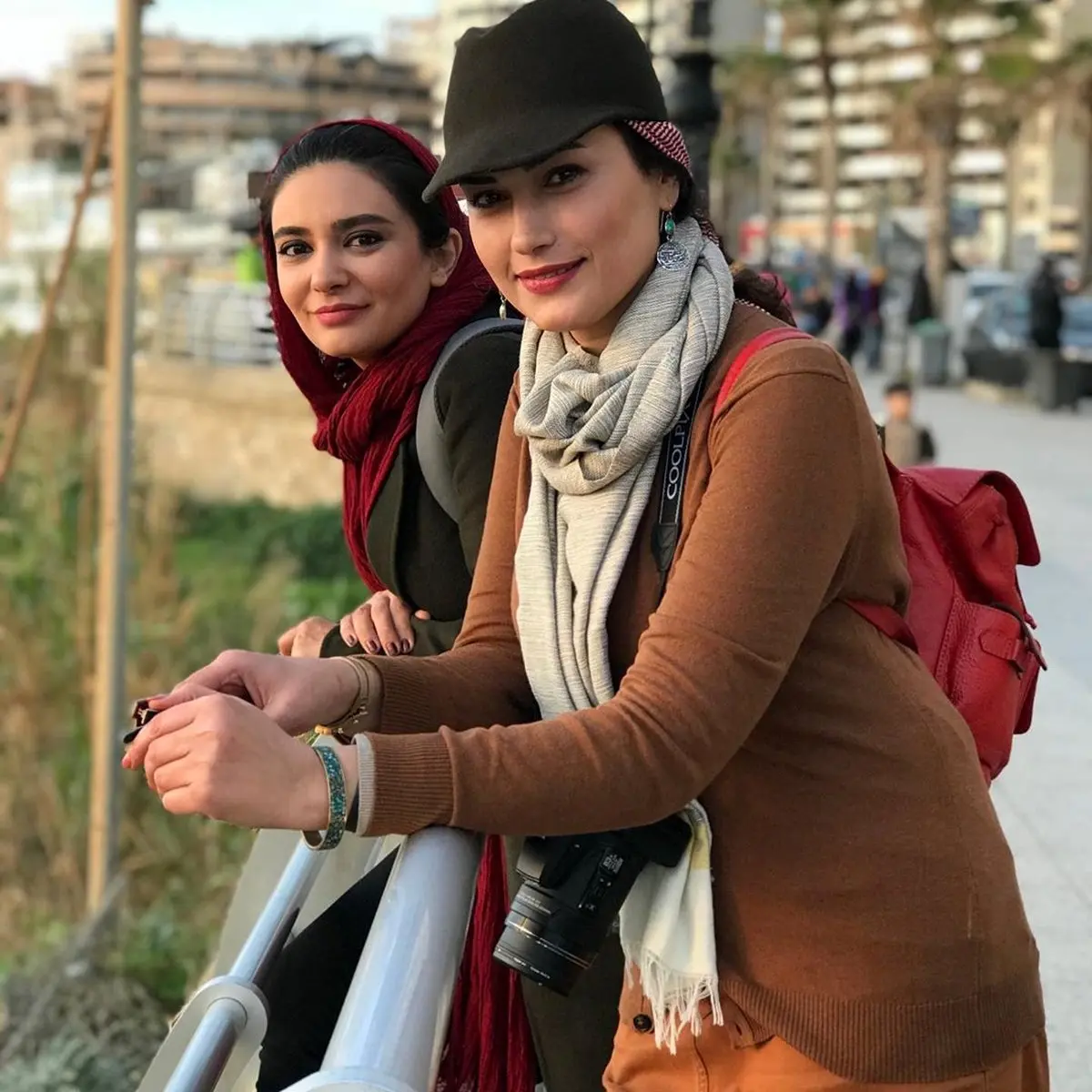 عکس لادن مستوفی بدون روسری در خارج کشور