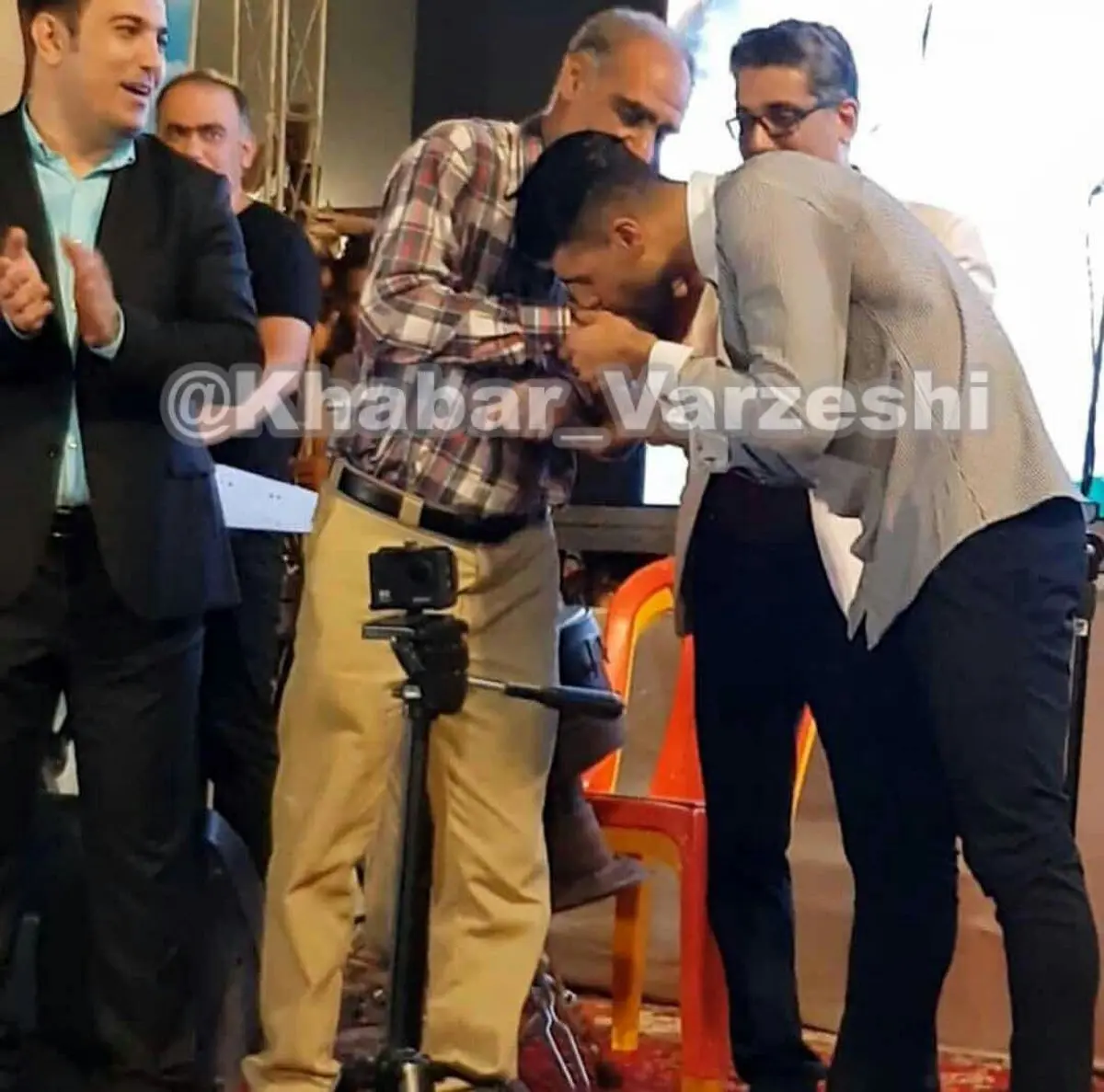 بوسه مهدی طارمی بر دستان پدرش در مراسم استقبال از این بازیکن در بوشهر/عکس