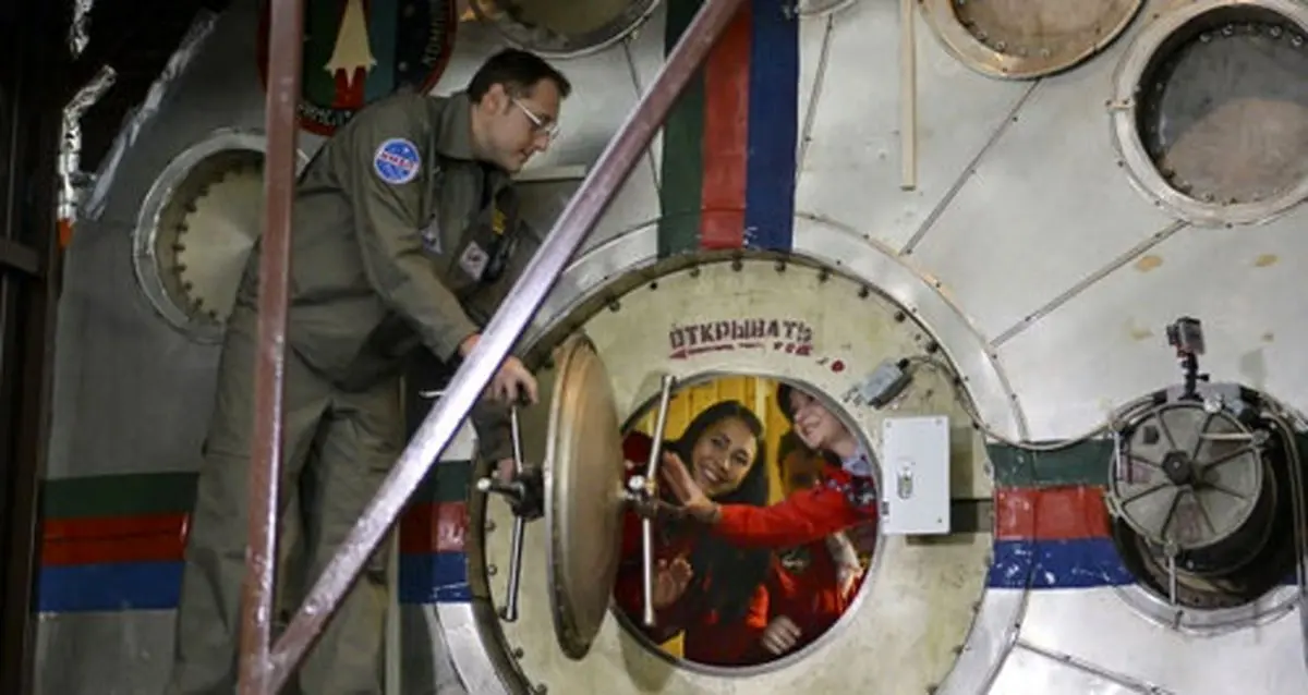 روسیه برای ماه چه برنامه‌‌ای دارد؟/شش زن فضانورد به آزمایش انزوا رفتند