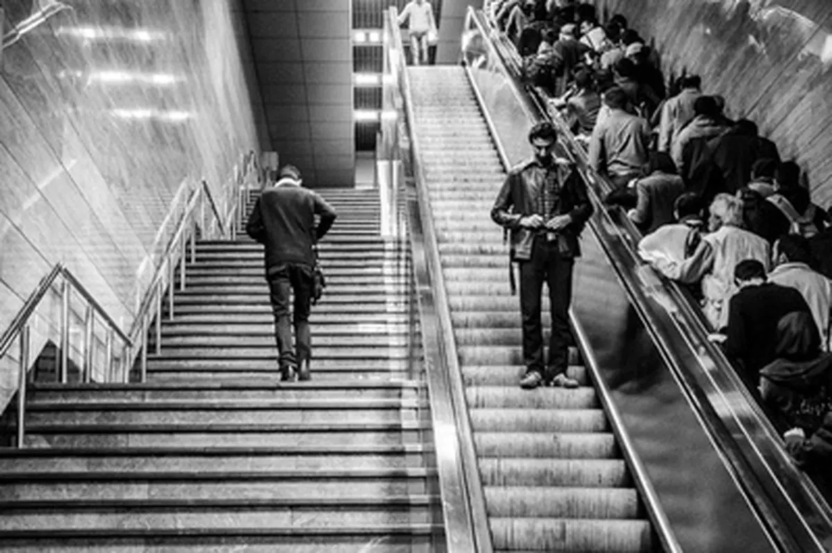 گاردین منتشر کرد: تصاویر مستند از زندگی در خیابان‌های تهران که عکاس فرانسوی ثبت کرد