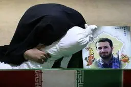 وداع جانسوز همسر شهید مدافع حرم / عکس