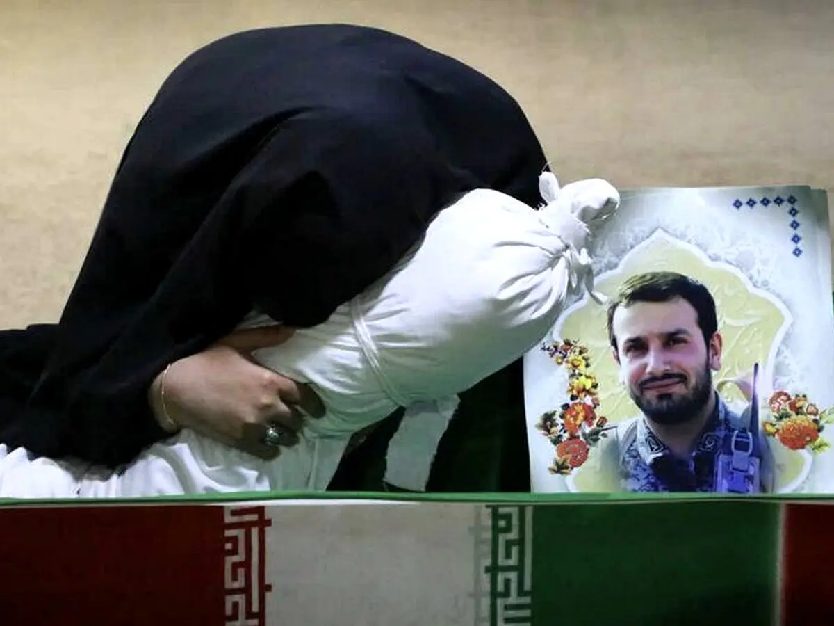 وداع جانسوز همسر شهید مدافع حرم / عکس