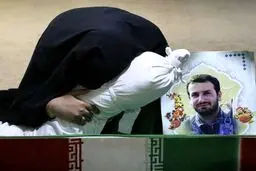 وداع جانسوز همسر شهید مدافع حرم / عکس