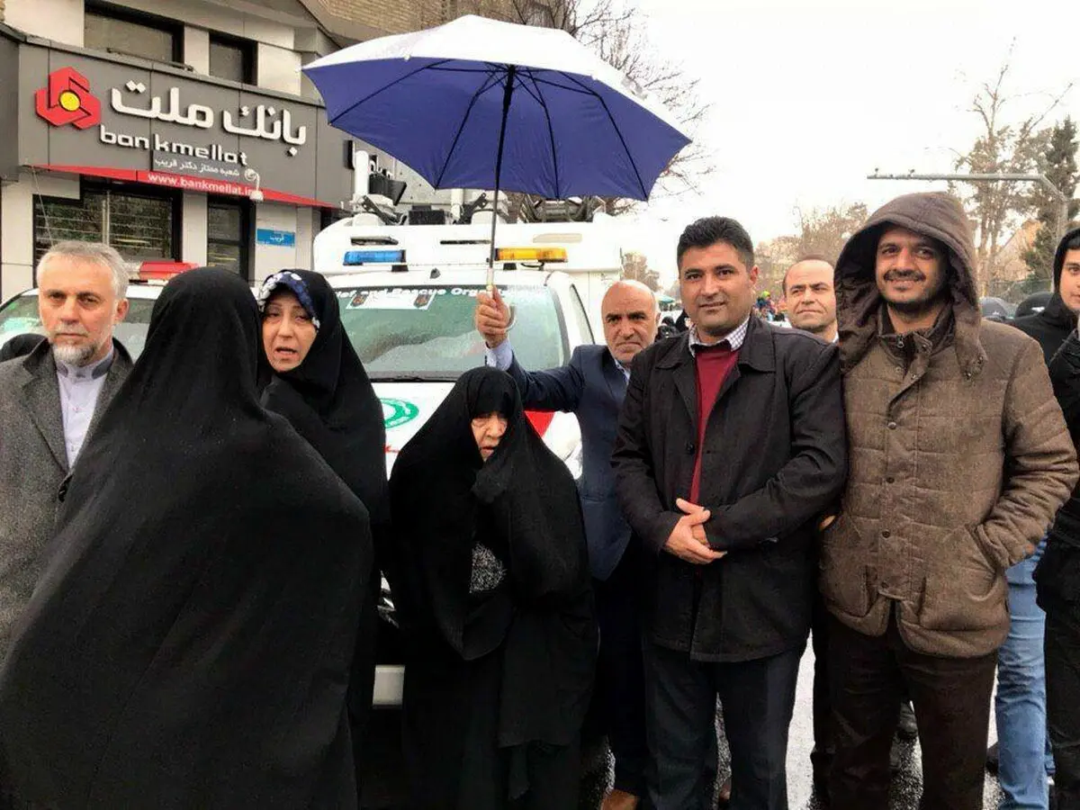 حضور عفت مرعشی، همسر مرحوم هاشمی رفسنجانی در راهپیمایی ۲۲ بهمن/ عکس