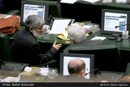 جلسه دو نفره عارف و مطهری در صحن مجلس/ عکس