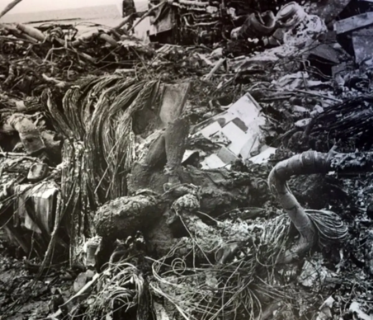 جسد سوخته یکی از تفنگداران دریایی آمریکایی پس از تجاوز به طبس/ عکس