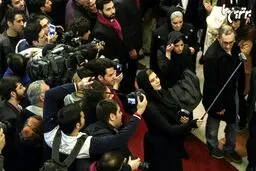 سحر خانم دولتشاهی در حال سلفی گرفتن با عکاسان روی فرش قرمز