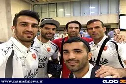 سلفی بازیکنان پرسپولیس در فرودگاه/عکس