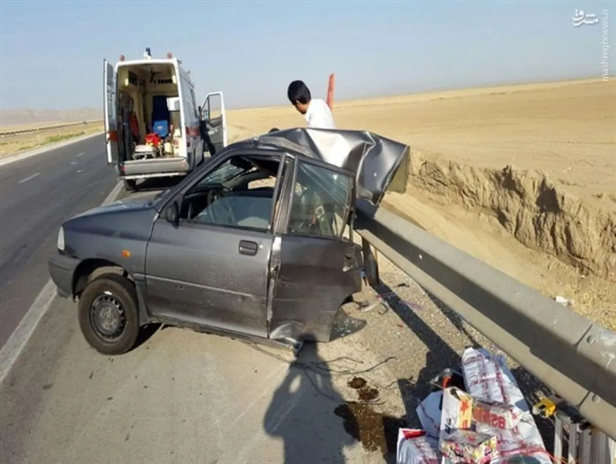تصاویر دلخراش از نصف شدن پراید در برخورد با گاردریل