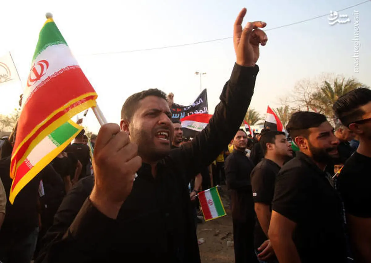 اهتزاز پرچم ایران توسط مردم ‌بصره درعراق / تصاویر