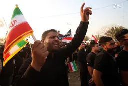 اهتزاز پرچم ایران توسط مردم ‌بصره درعراق / تصاویر