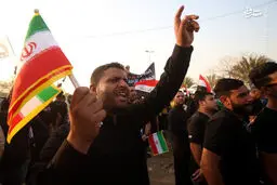 اهتزاز پرچم ایران توسط مردم ‌بصره درعراق / تصاویر