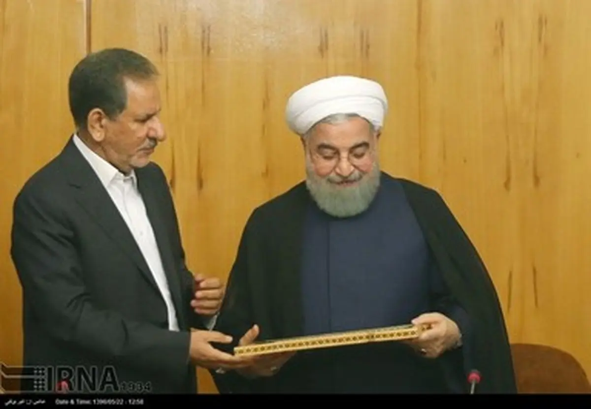 حواشی تصویری تقدیر روحانی از اعضای کابینه اش در آخرین جلسه دولت یازدهم