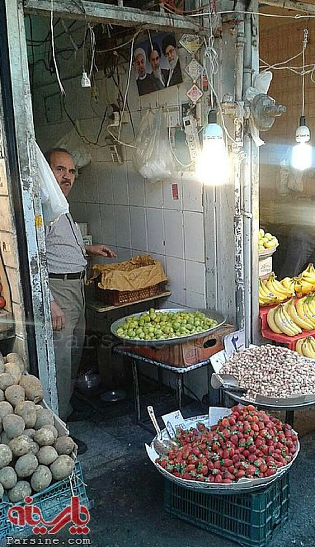 تصویر حسن روحانی در یک میوه فروشی