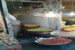 تصویر حسن روحانی در یک میوه فروشی