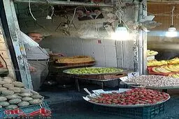 تصویر حسن روحانی در یک میوه فروشی