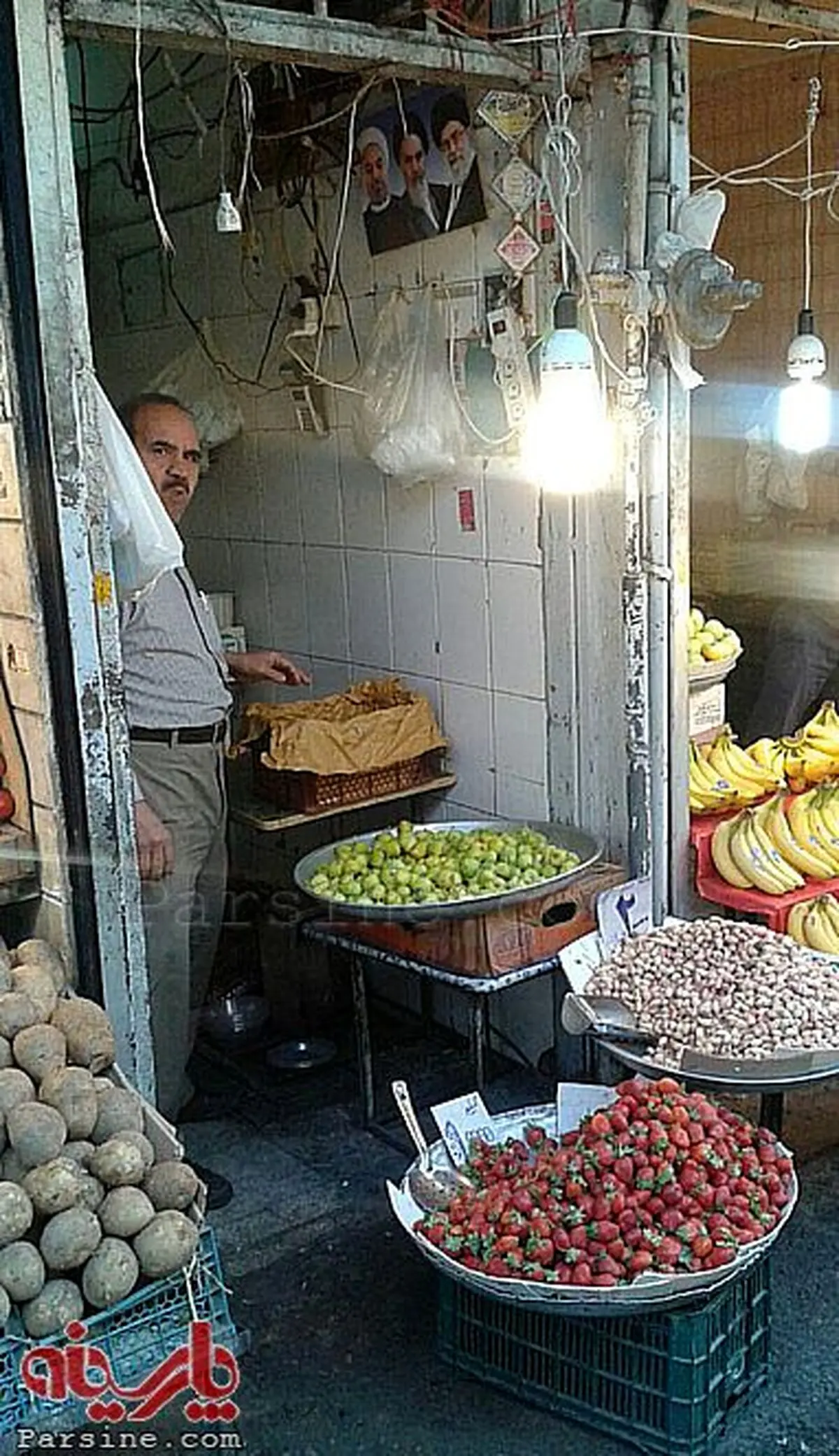 تصویر حسن روحانی در یک میوه فروشی