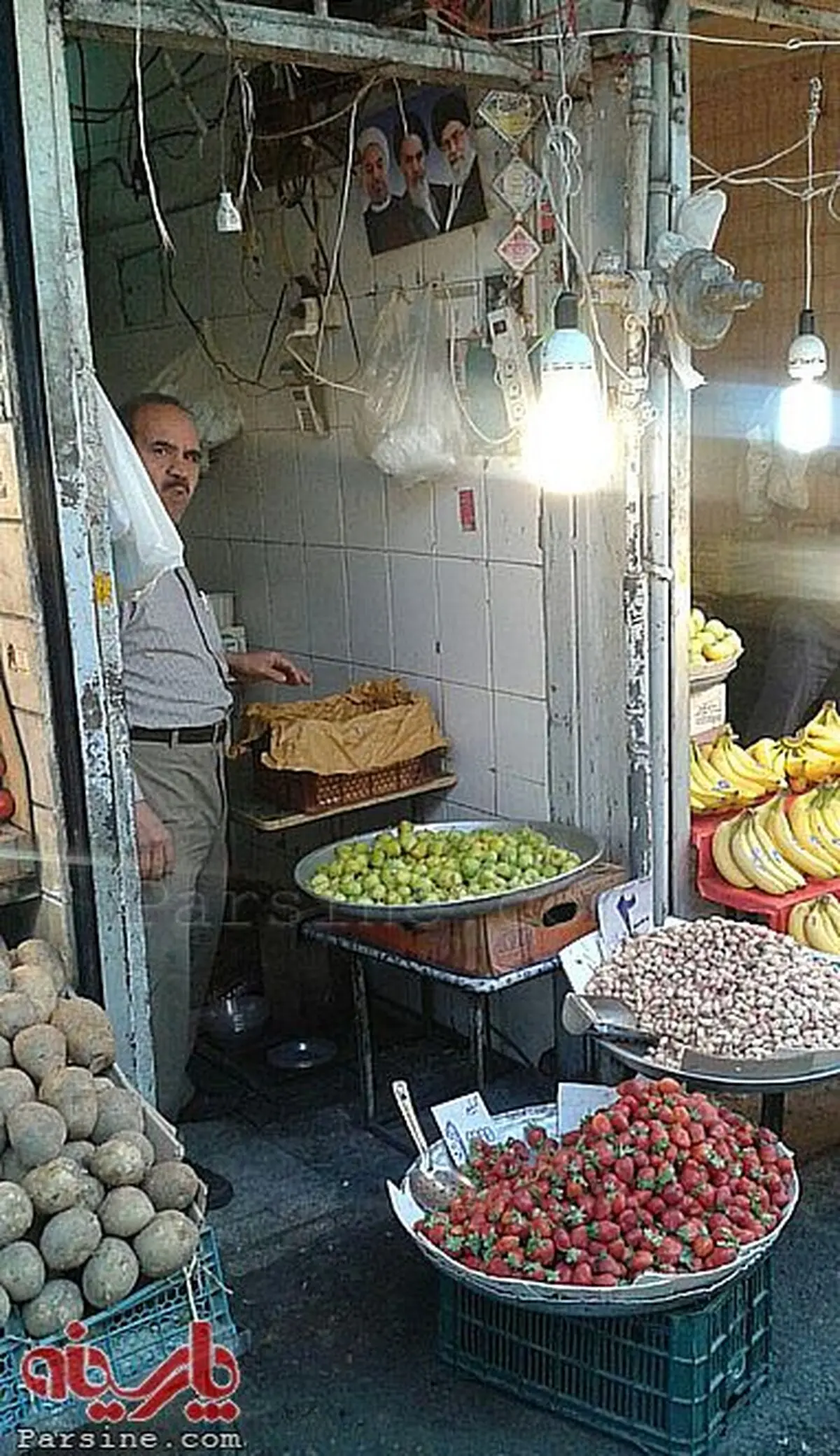 تصویر حسن روحانی در یک میوه فروشی