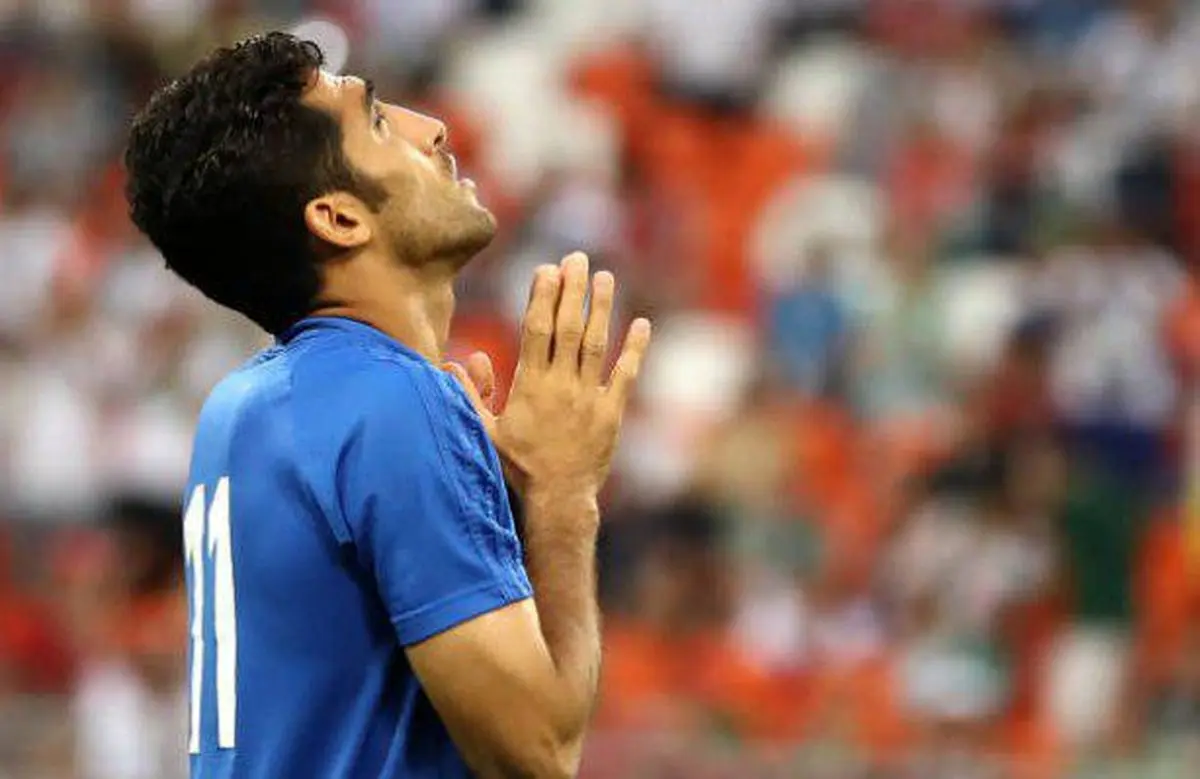 عکس : وحید امیری در حال راز و نیاز پیش از دیدار با پرتغال