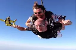 سقوط آزاد فوتبالیست مشهور از هواپیما/ عکس