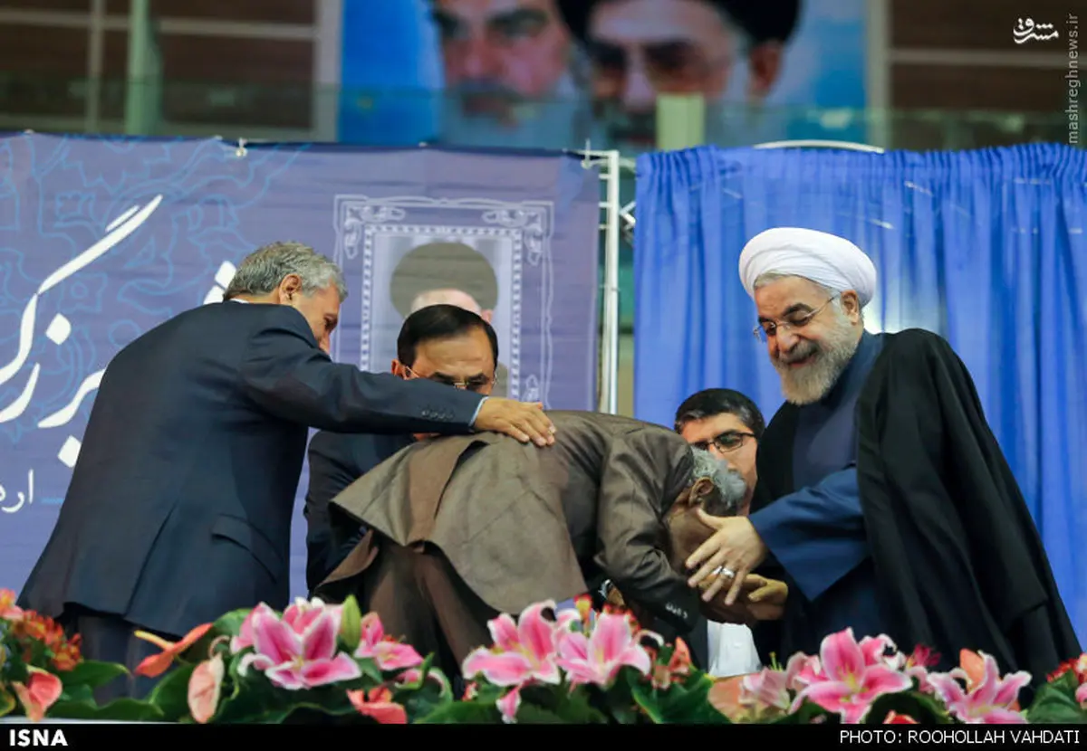 بوسه کارگری بر دستان روحانی/عکس