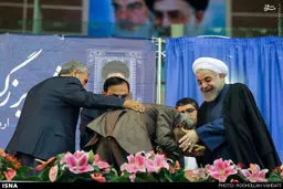 بوسه کارگری بر دستان روحانی/عکس