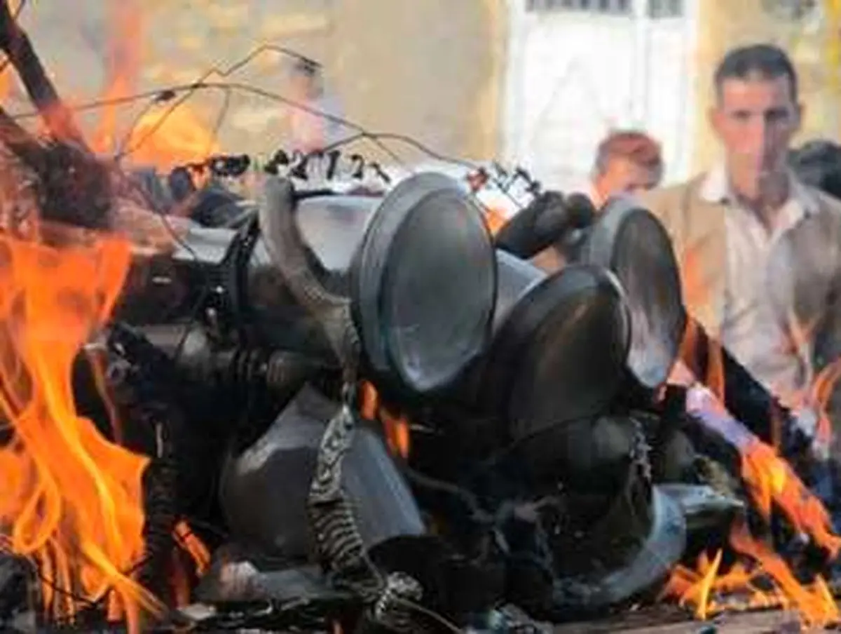 جوان مریوانی قلیان های مغازه خود را آتش زد/تصاویر