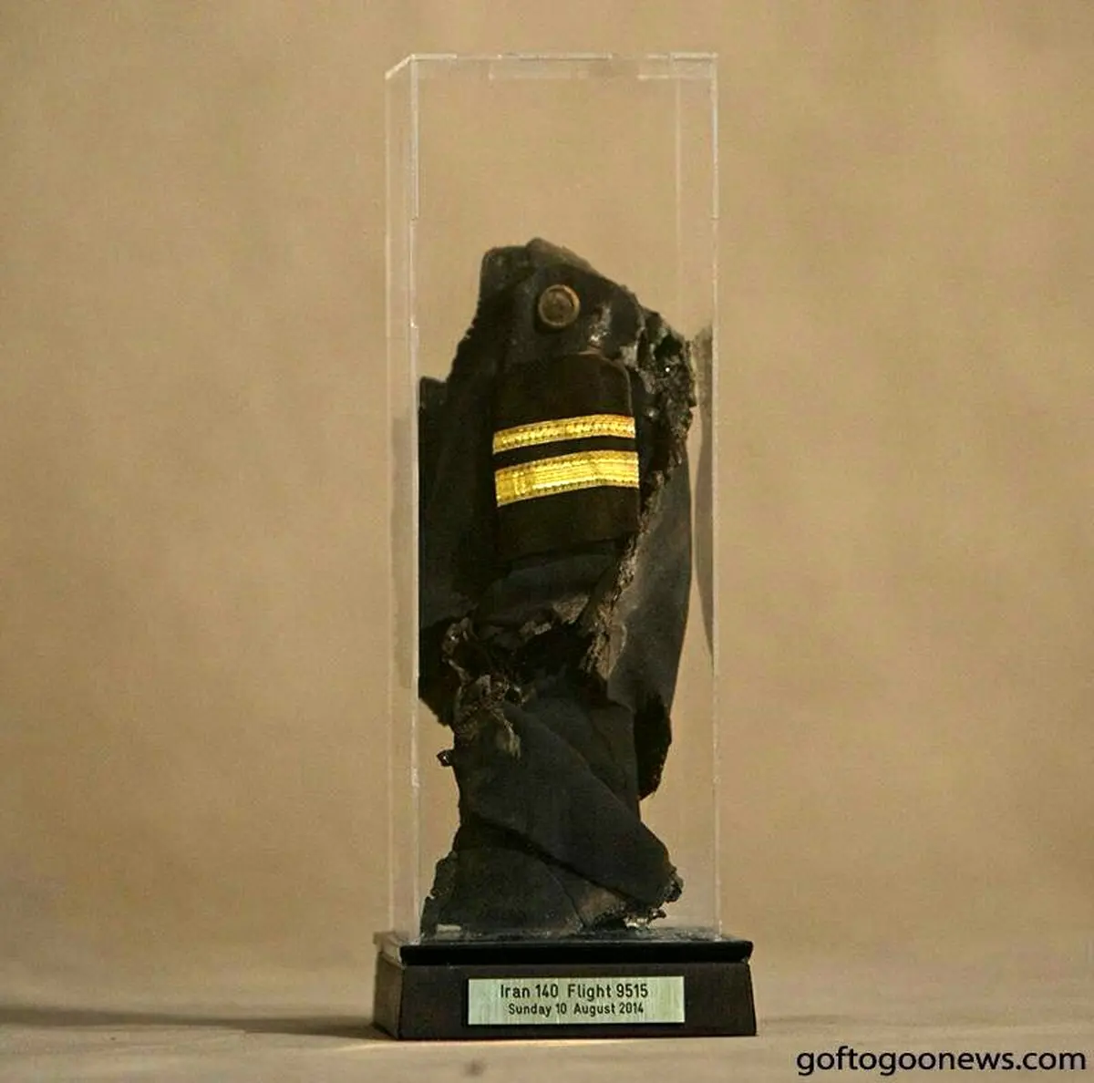 تکه ای سوخته از لباس سرمهماندار هواپیمای سقوط کرده ایران ۱۴۰ که به رییس جمهور اهدا شد/عکس