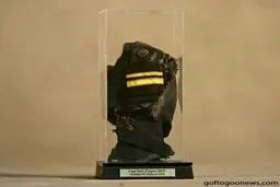 تکه ای سوخته از لباس سرمهماندار هواپیمای سقوط کرده ایران ۱۴۰ که به رییس جمهور اهدا شد/عکس