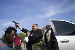 خبر مهم: شلیک یک سیاستمدار به سمت خبرنگاران! + عکس