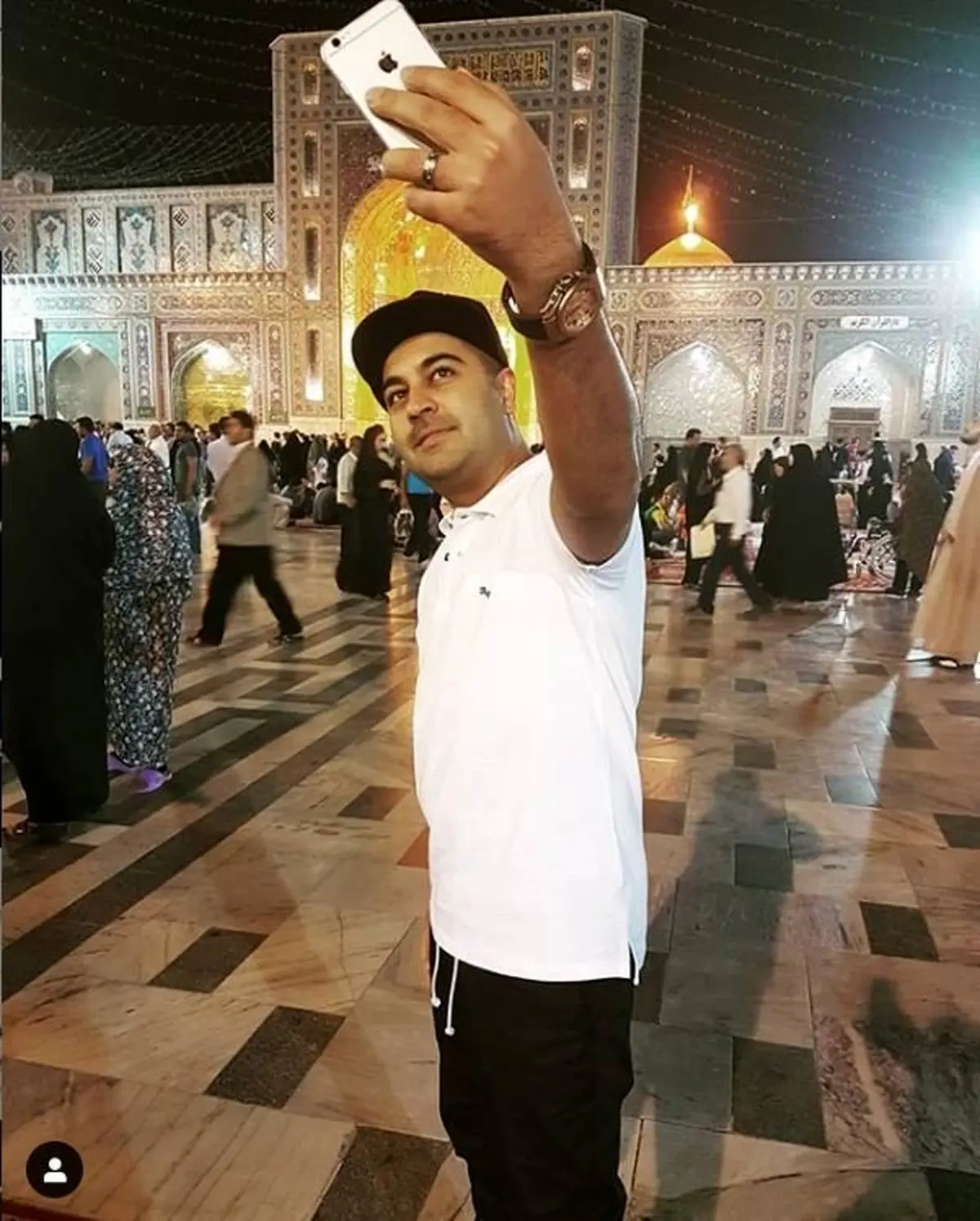 عکس/ سلفی بهنام صفوی در حرم امام رضا (ع)