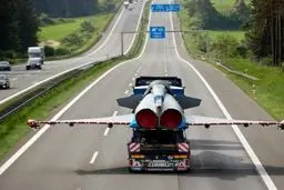 جنگنده نیروی آلمان بر روی کامیون!/عکس