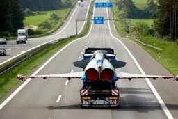 جنگنده نیروی آلمان بر روی کامیون!/عکس